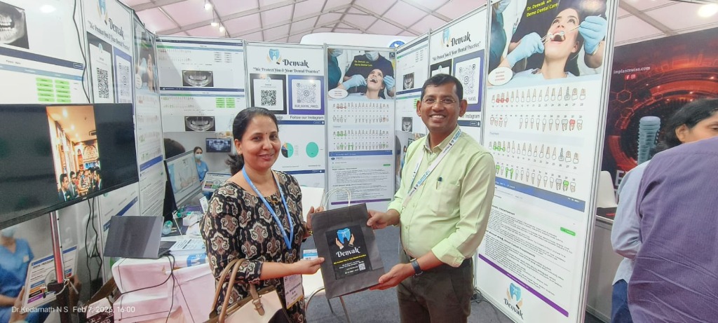 Dental delegate receiving a Denvak demo kit at 76th IDC Mangalore